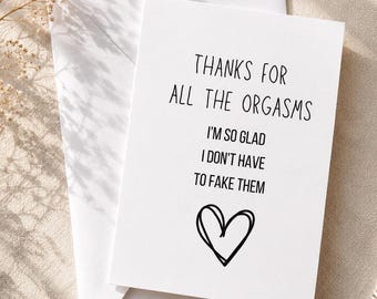 Puede incluir: Una tarjeta de felicitación blanca con el texto "THANKS FOR ALL THE ORGASMS I'M SO GLAD I DON'T HAVE TO FAKE THEM" en fuente negra. Un corazón negro está dibujado debajo del texto. La tarjeta está dentro de un sobre blanco.