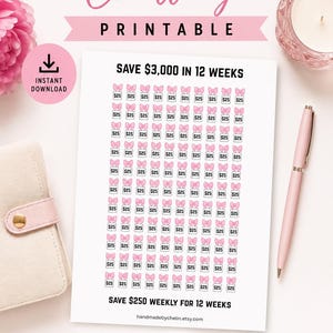 Può includere: Un foglio stampabile rosa e bianco per una sfida di risparmio. Il foglio presenta una griglia di caselle con grafiche a fiocco rosa, ognuna delle quali rappresenta un obiettivo di risparmio di 25 €. Il testo recita "Money Saving Challenge" e "Risparmia 3.000 € in 12 settimane."