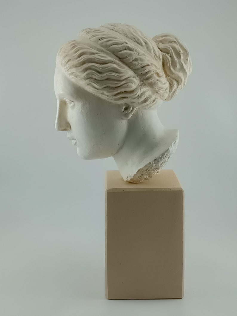 Miniature head of the goddess Aphrodite image 4