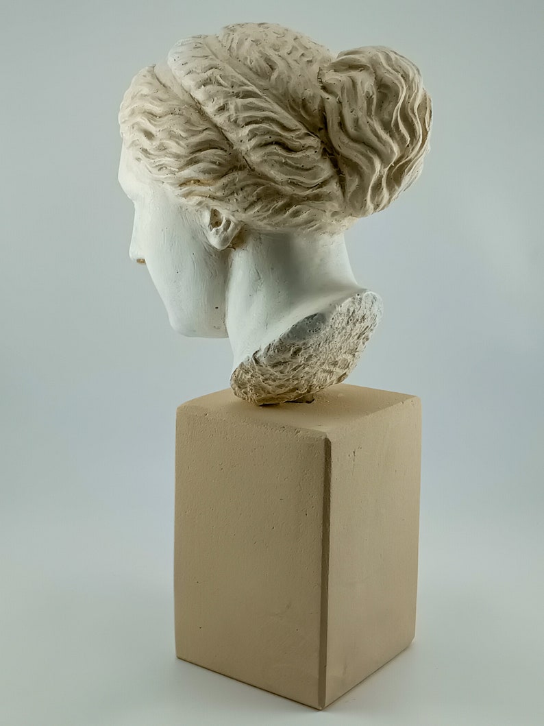 Miniature head of the goddess Aphrodite image 7