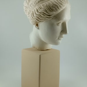Miniature head of the goddess Aphrodite image 3