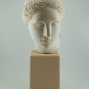 Miniature head of the goddess Aphrodite image 2