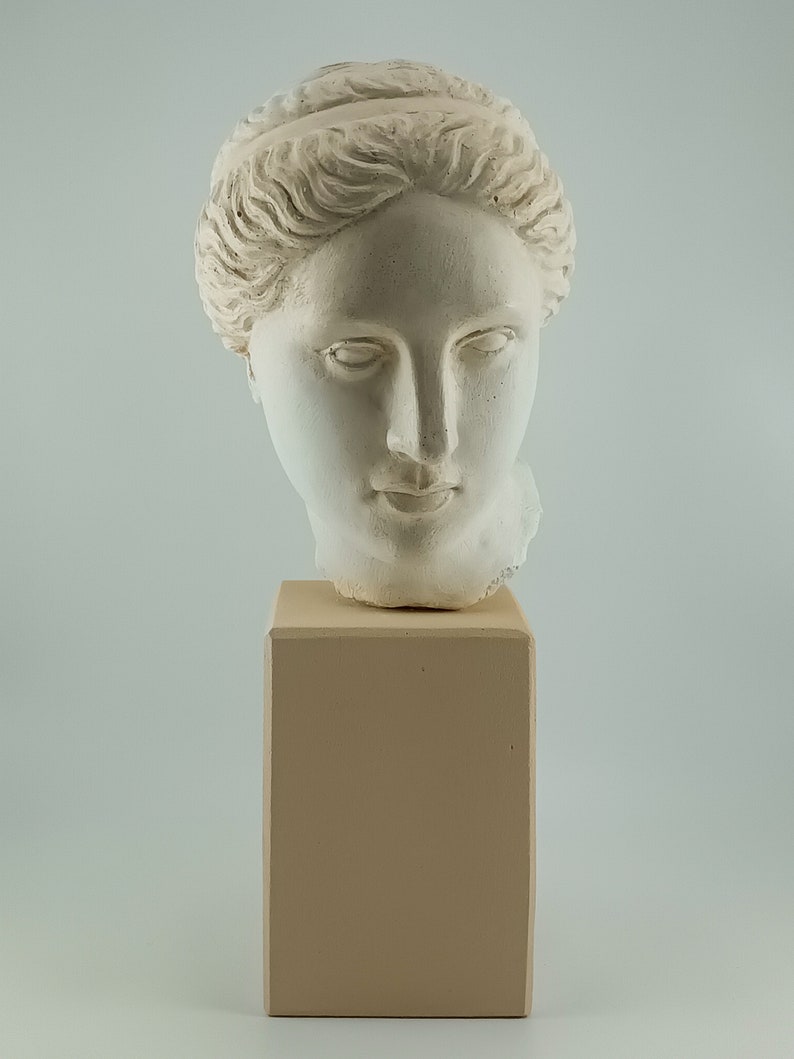 Miniature head of the goddess Aphrodite image 2