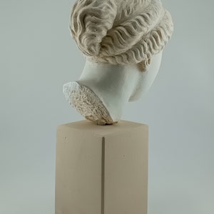 Miniature head of the goddess Aphrodite image 5