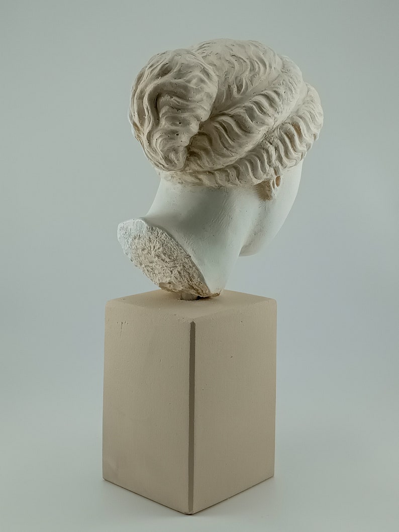 Miniature head of the goddess Aphrodite image 5