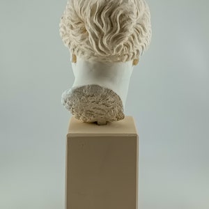 Miniature head of the goddess Aphrodite image 6