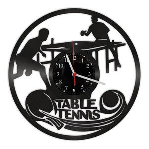Könnte beinhalten: Schwarze Schallplattenuhr mit einer Silhouette von zwei Personen, die Tischtennis spielen. Das Zifferblatt der Uhr ist schwarz mit weißen Zahlen und Zeigern. Der Text "TABLE TENNIS" ist unter dem Zifferblatt der Uhr gedruckt.