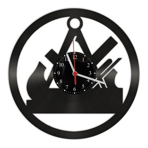 Puede incluir: Reloj de vinilo negro con un diseño de brújula, nivel y cepillo de mano. La esfera del reloj es blanca con números y manecillas negros.