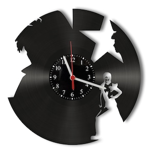 Könnte beinhalten: Eine schwarze Schallplattenuhr mit einer weißen Silhouette einer Person. Das Zifferblatt der Uhr hat weiße Zahlen und Zeiger.