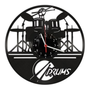 Op de afbeelding: Zwarte vinyl platen klok met een silhouet van een drumstel en het woord "Drums" in witte letters. De wijzerplaat van de klok is zwart met witte cijfers en wijzers.