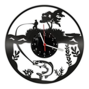 Puede incluir: Reloj de vinilo negro con una silueta de un pescador lanzando una línea, un árbol y un pez saltando fuera del agua. La esfera del reloj es negra con números y manecillas blancas.