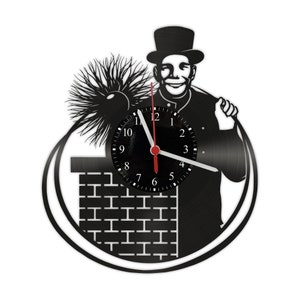 Pode incluir: Relógio de parede preto com um design de limpa-chaminés. O mostrador do relógio é preto com algarismos e ponteiros brancos. O limpa-chaminés usa um chapéu alto e uma bolsa. O relógio é emoldurado por uma moldura circular.