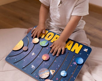 Puzzel met namen van zonnestelsels op maat: Montessori-astronomiecadeau
