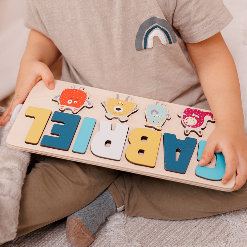 Baby Namenspuzzle, Montessori Holzpuzzle, Erstes Geburtstagsgeschenk, personalisiertes Holznamenpuzzle mit Zapfen, Babypartygeschenk Bild 2