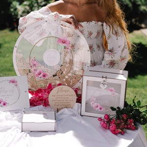 Gepersonaliseerde baby in bloei babyshower gastenboek alternatief, idee voor gastenboek meisje babyshower, verjaardag dropbox lijst met hart decor