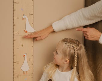 Neutrale Messlatte für das Kinderzimmer: Messlatte aus Holz mit Gänse-Dekor