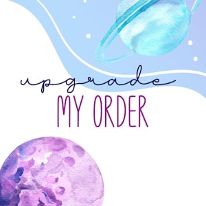 Peut inclure: Une illustration aquarelle de planètes en violet et bleu avec le texte "upgrade my order" en noir et violet.