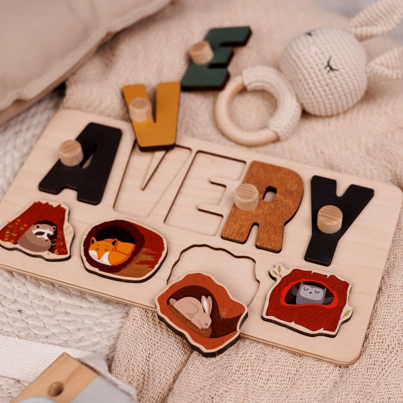 Baby Namenspuzzle, Montessori Holzpuzzle, Erstes Geburtstagsgeschenk, personalisiertes Holznamenpuzzle mit Zapfen, Babypartygeschenk Bild 3