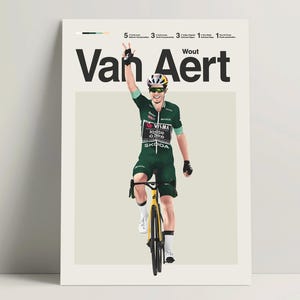 以下が含まれることがあります： 自転車選手、ワウト・ファン・アールトのポスター。緑と黒のサイクリングウェアを着て、勝利のポーズで手を上げています。「Van Aert」の文字が大きく黒で表示され、彼の功績を示す他のテキストも含まれています。