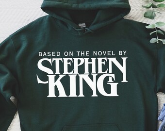 Felpa con cappuccio di Stephen King, basata su un romanzo di Stephen King Camicia, Stephen King, Abbigliamento retrò, Camicia Tumblr, Camicia horror