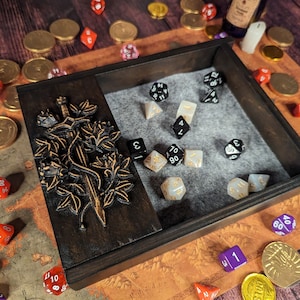 Dobbelsteenhouder Dobbelsteenhouder | Dobbelsteenkluis | Dobbelsteendoos | Perfect cadeau voor D&D-fans | Dobbelstenen drakendoos | Gegraveerd hout | Naamgravure, Dobbelsteendoos