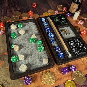 Grote houten dobbelsteenbak met vilten voering en meerdere vakken Perfect cadeau voor D&D-fans Niet-bestaande dobbelstenendoos Dobbelsteenopslag Gepersonaliseerd cadeau