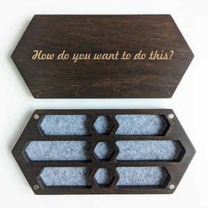 Gepersonaliseerde zeshoekige dobbelsteendoos | Aangepaste dobbelsteenbak en opberger | DnD-cadeau voor hem | RPG- en DM-gamingcadeau