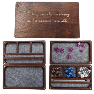 Gepersonaliseerde dobbelsteenbak met JOUW tekst, houder voor dobbelstenen, perfect cadeau voor D&D-fans, doos voor dobbelstenen, opslag voor dobbelstenen | Vilten houten kist