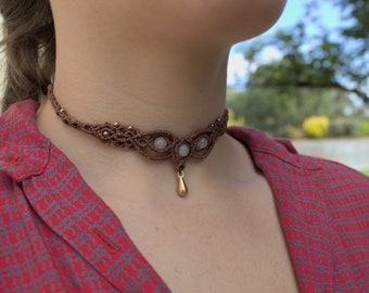 Choker in macramé, quartz and brass beads