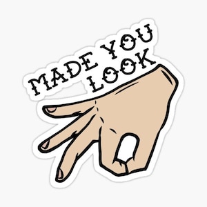 Peut inclure: Un geste de la main avec le texte "MADE YOU LOOK" au-dessus. La main fait le geste "tu vas devoir regarder ça".