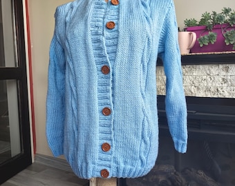 Cardigan bleu classique en acrylique avec boutons - Tricots confortables faits main