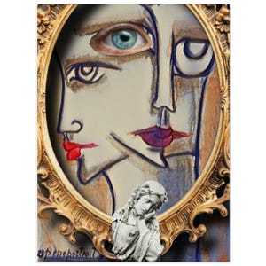 Può includere: Un dipinto astratto di due volti all'interno di una cornice ovale dorata ornata. Un volto ha un labbro rosso e l'altro un labbro viola. Una piccola statua di una donna è davanti alla cornice. Il dipinto è in stile surrealista.