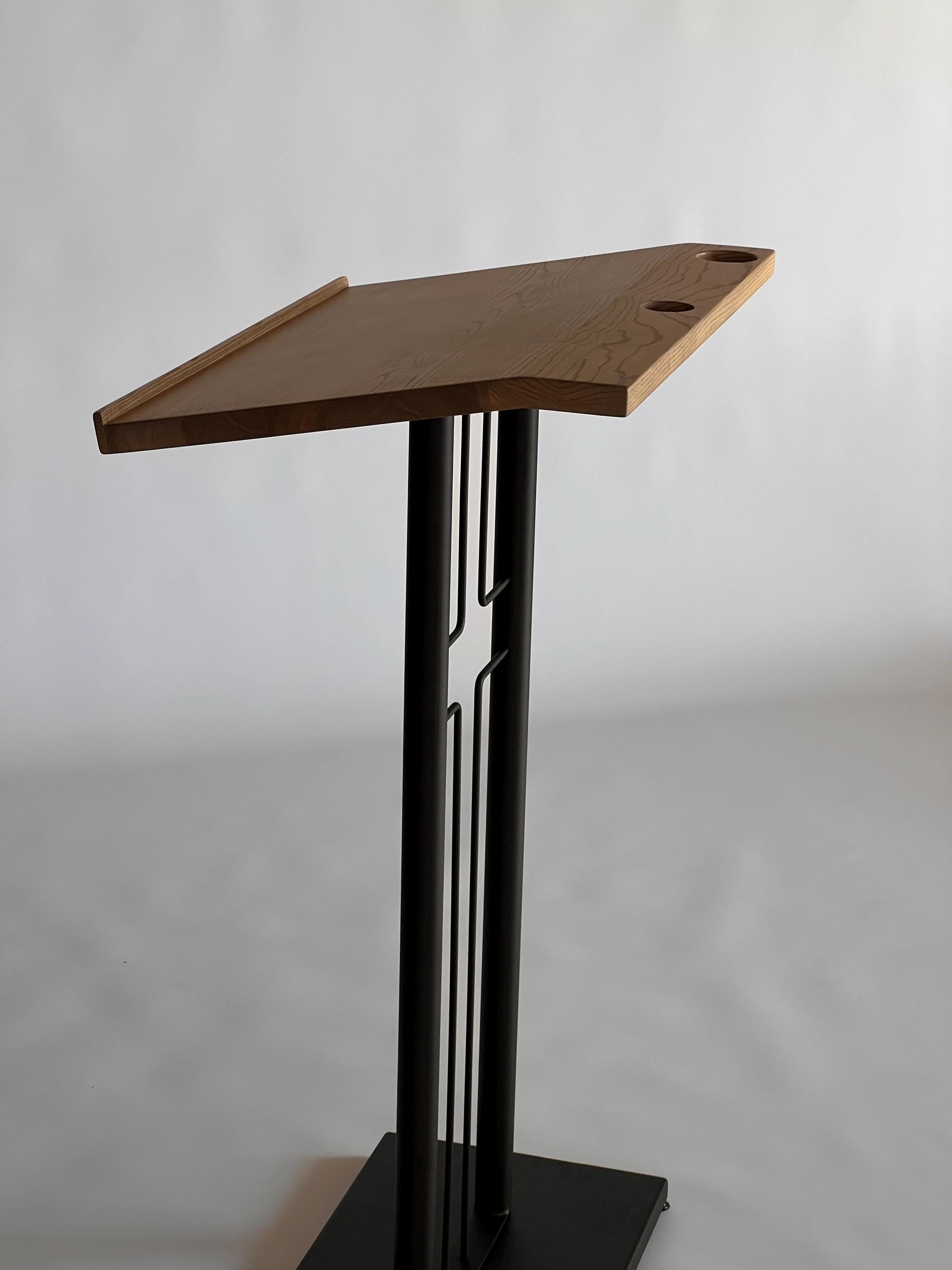 Atril de madera cristiano con ranura para micrófono, elegante podio de iglesia con tapa de madera maciza de fresno y base de metal resistente para adoración y sermones