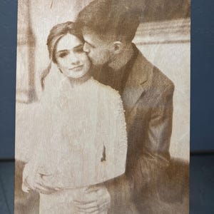 Marco de fotos de madera personalizado: foto grabada personalizada en roble, fresno o nogal: regalo único para aniversarios y momentos especiales