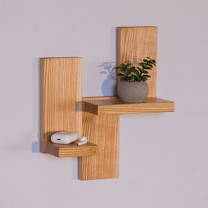 Ensemble de deux étagères flottantes fabriquées à partir de bois de frêne naturel, parfaites pour ajouter un rangement élégant et moderne à n&#39;importe quelle pièce ou style de décoration