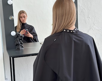 Capa negra con sisas, capa impermeable con logo para estilistas y barberos - Accesorios de salón para profesionales del estilismo