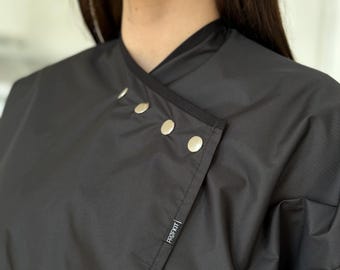 Capa de peluquería con mangas y broches, capa de corte de pelo personalizada, bata de peluquería para regalo de peluquero, capa de salón de belleza con tu logotipo.