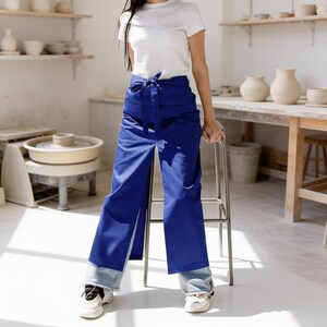 Tablier demi-taille en toile bleue avec fente avant, tablier de travail personnalisé avec logo pour atelier de céramique, potier et artisan.