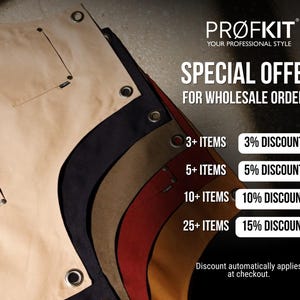 Pode incluir: Aventais bege, pretos, castanhos e vermelhos com ilh&oacute;s de metal. Os aventais t&ecirc;m bolsos e est&atilde;o empilhados. O texto diz "OFERTA ESPECIAL PARA ENCOMENDAS POR ATACADO!" com detalhes de desconto.