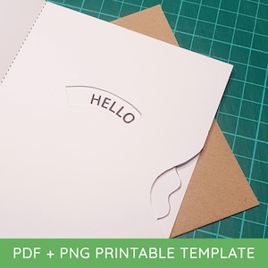 Könnte beinhalten: Eine weiße Karte mit dem ausgeschnittenen Wort "HELLO", die auf einem braunen Umschlag liegt. Die Karte hat ein einzigartiges Ausschnittdesign. Der Text "PDF + PNG PRINTABLE TEMPLATE" befindet sich unten.