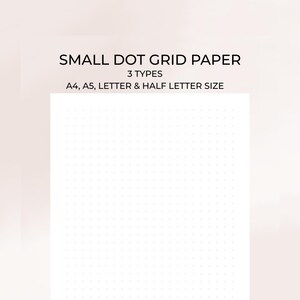 Può includere: Carta a griglia a punti bianchi con il testo "SMALL DOT GRID PAPER" e "3 TYPES" in nero. Disponibile nei formati A4, A5, Letter e Half Letter. È visibile anche il nome del negozio Etsy "CHERRYBLOOMINK".