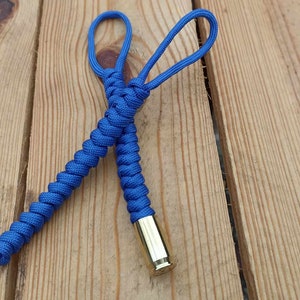 Portachiavi a forma di serpente con bossolo di proiettile
