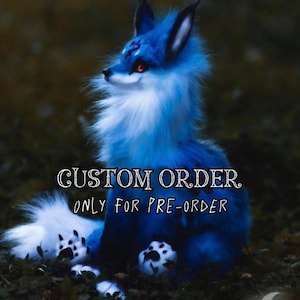 Op de afbeelding: Een blauw en wit, pluche vos speelgoed met een rode markering op zijn voorhoofd. Het speelgoed zit op een bed van groene bladeren. De tekst "CUSTOM ORDER ONLY FOR PRE-ORDER" wordt boven het speelgoed weergegeven. De tekst "RoodGatto" wordt onder het speelgoed weergegeven.