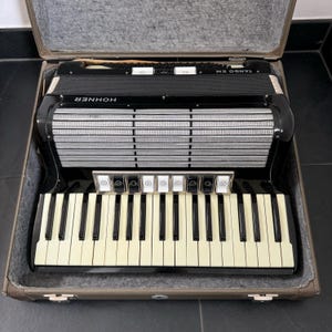 Accordéon vintage Hohner Tango II M - 96 basses, 37 boutons, fabriqué en Allemagne, avec étui