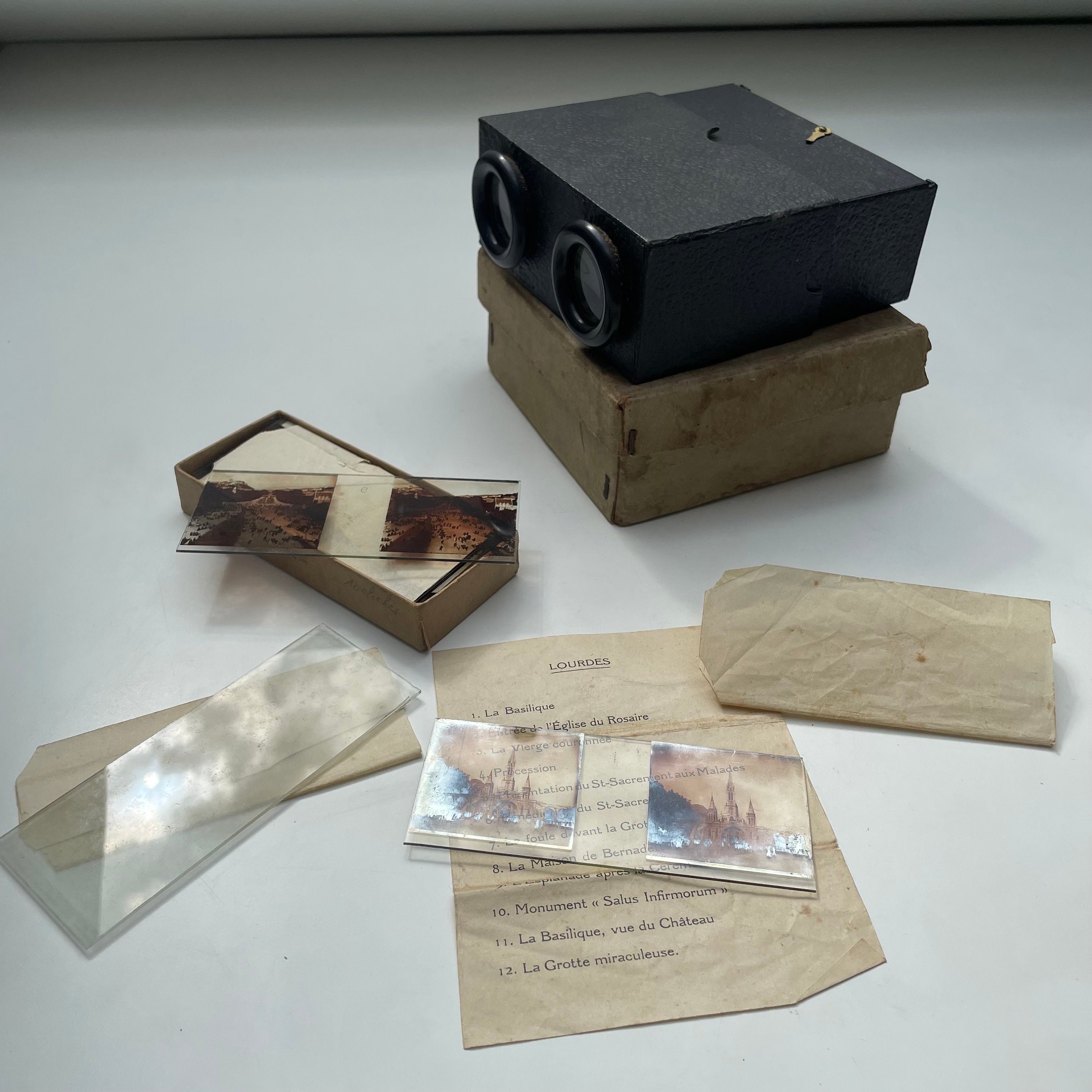Visionneuse stéréoscopique UNIS-FRANCE en palissandre. 6x13 cm