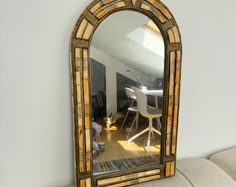 Espejo vintage de latón oriental con incrustaciones de hueso. Decoración artesanal.