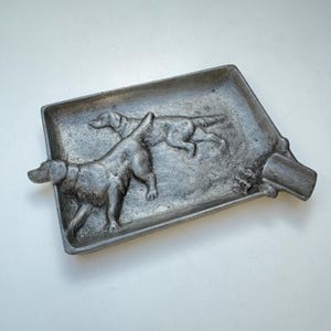 Vintage Ashtray with Hunting Motif – English Setter Relief