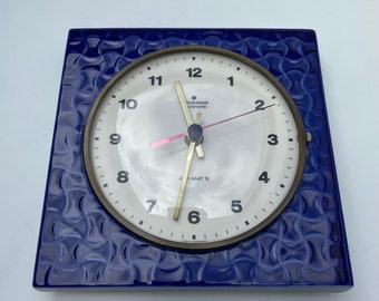 Horloge murale vintage en céramique émaillée bleue - Junghans Ato-Mat S