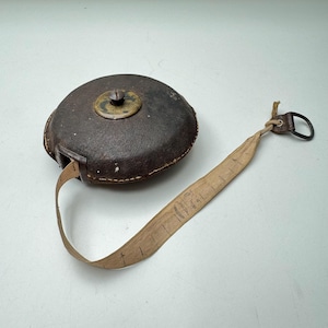 Antikes 10-m-Stoffmaßband – 1900er Jahre – Ledertasche – Sammler-Schneider-Werkzeug