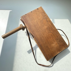 Sonajero grande de madera vintage